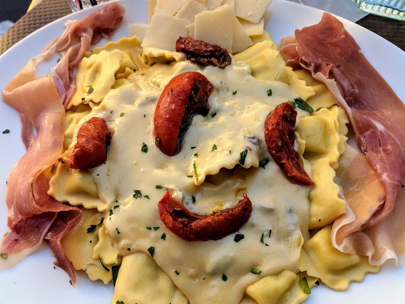 Ravioli with prosciutto and sun dried tomates in cream sauce