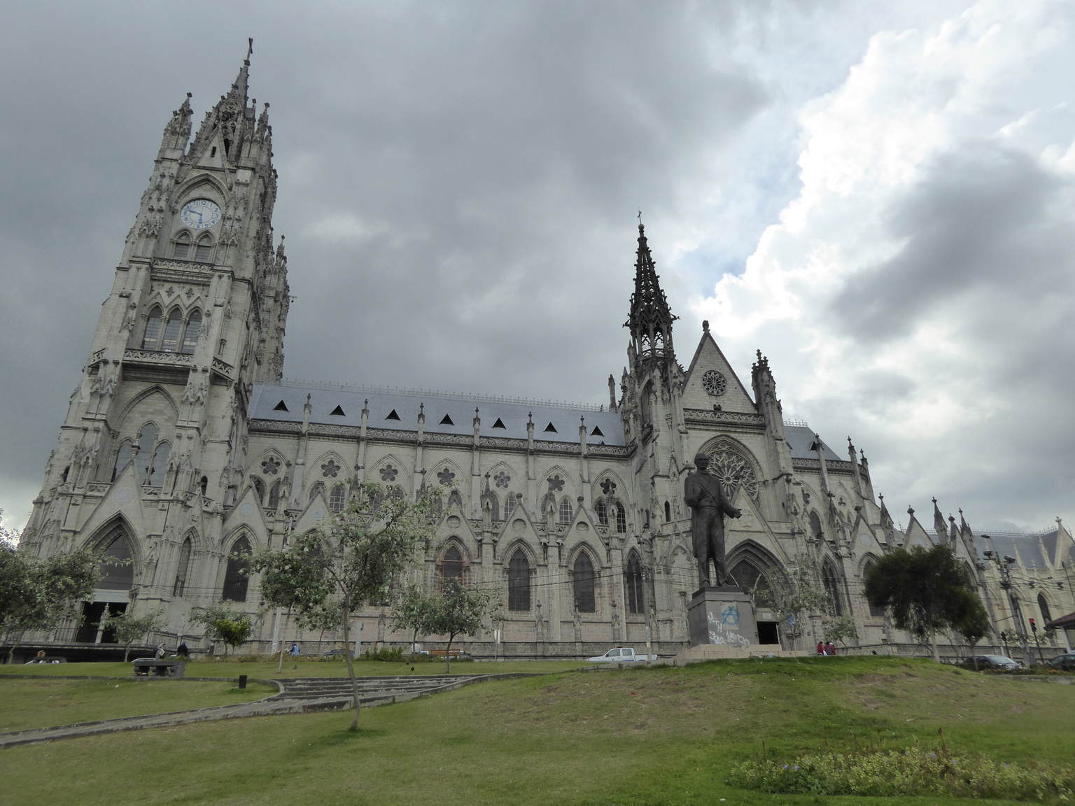 Basílica del Voto Nacional (Basilica of the National Vow) is the largest basilica in the Americas. Construction was started in 1892 and finished in 1909.