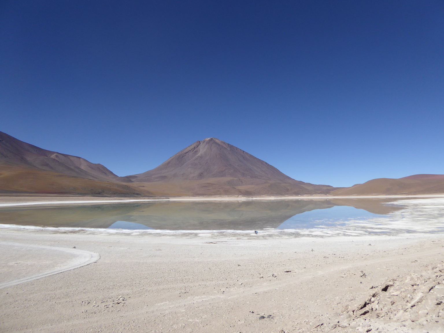 The greenish color of this lagoon is due to high levels of arsenic, which is why there are no flamingos in it.