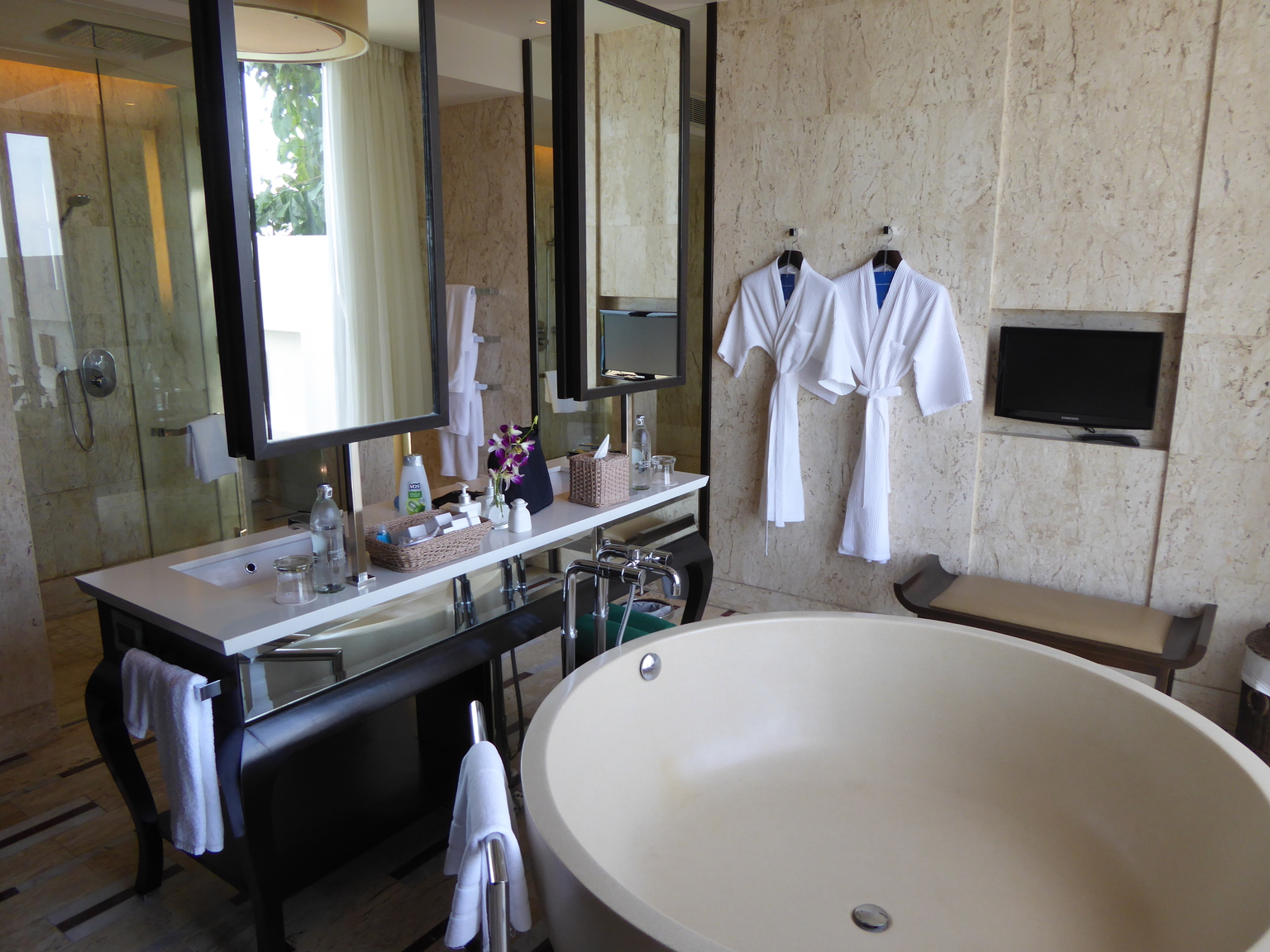 Look at that glorious bathtub!